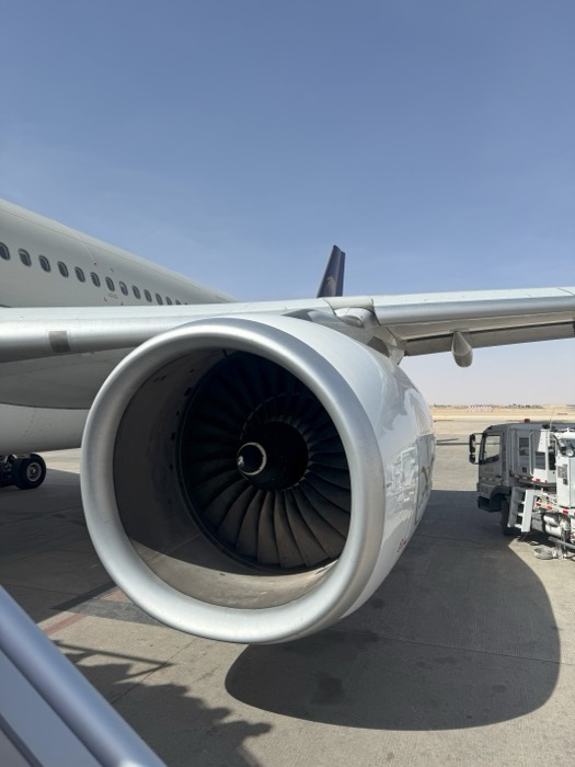 Motor de avião comercial em detalhe